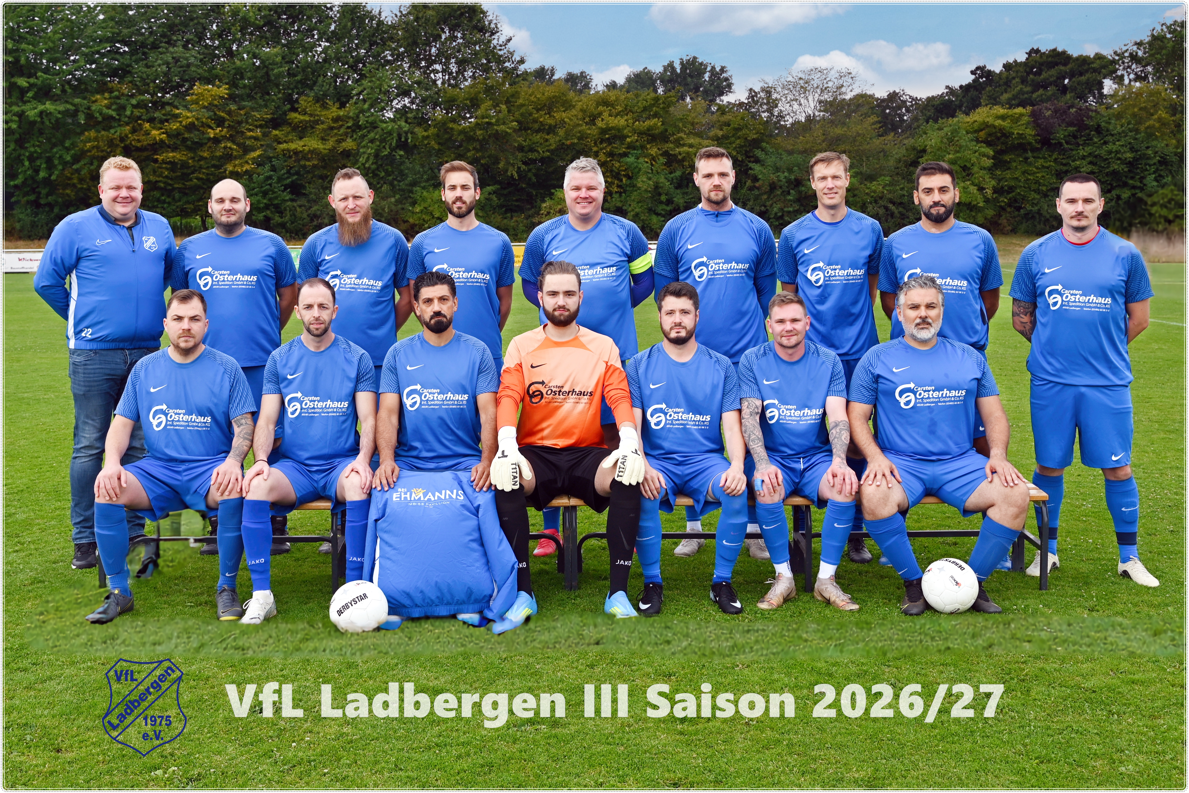 Mannschaft VfL Ladbergen III laechelt in blauen Trikots mit Torwart in Orange