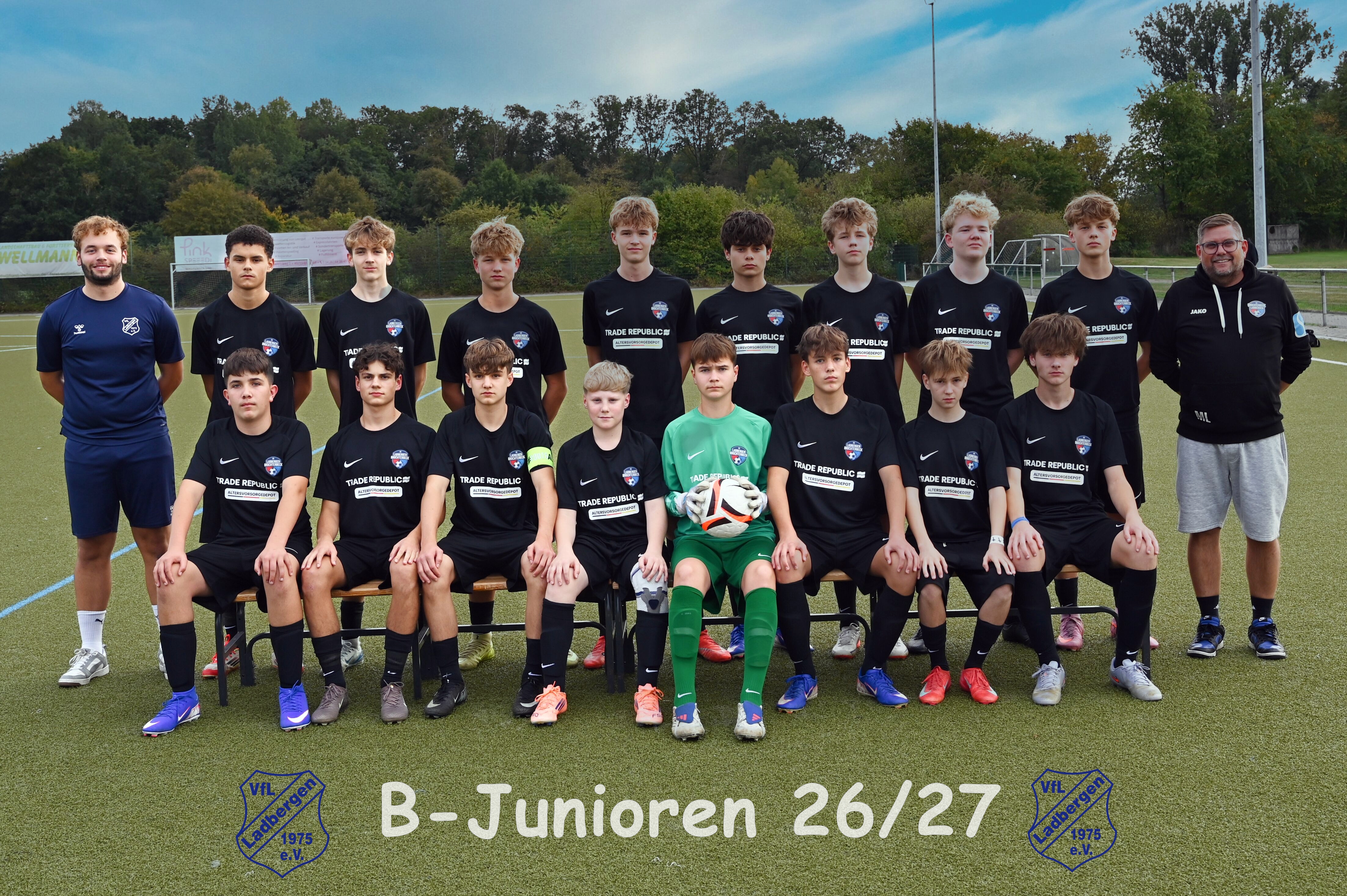 Mannschaftsfoto der B-Junioren des VfL Ladbergen in schwarzen Trikots mit Betreuern